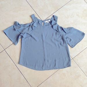 Blue of the shoulder blouse.